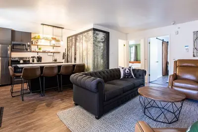 Image de Nouveau sur Vrbo * Designer's Home * Walk to Slopes + Old Town * Hot Tub