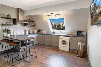 Image de Emplacement! 2 lit / 1 salle de bain City Loft Apartment. 2 min Ă pied du quartier latin et Eyre Square. Parking
