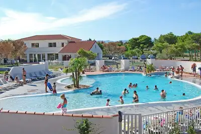 Image de Maison à étage avec salle de fitness | Piscine + Spa