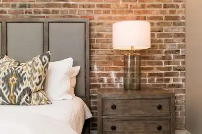 Image de Quartier des entrepôts de la Nouvelle-Orléans: Condo rustique moderne | 2 chambres 2 salles de bain