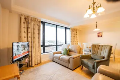 Image de Penthouse avec terrasse privée sur le toit et vue sur l'eau