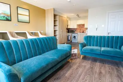 Image de Suites avec vue sur le port (D). Appartement en ville avec 3 chambres, vue sur l'eau et parking. 6 personnes