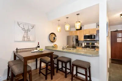 Image de U. Village 2Br / 2Ba avec A / C, piscine, gymnase, central