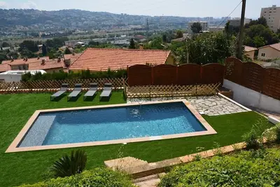 Image de 3p dans Villa avec Piscine Tout Confort - Wifi - Clim - Piscine - Jardin - Petanque