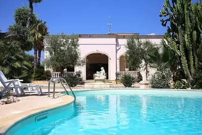 Image de Villa Castalia: Une villa splendide et lumineuse sur deux étages située dans une position tranquille.