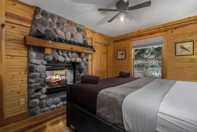 Image de Cherry Ridge Retreat Waters Edge - Hocking Hills Luxury Cabin with hot tub and fire place