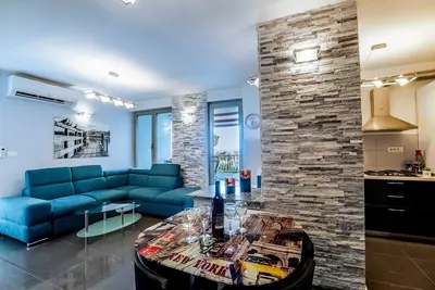 Appartement moderne près de la plage de Znjan avec terrasse