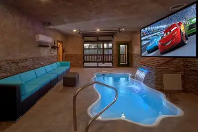 Image de Évadez-vous dans la cabine de piscine de lune de miel ultime avec piscine intérieure privée