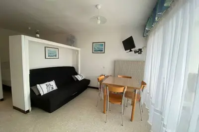 Image de Appartement Climatisé avec Balcon, Parking Privé, Wifi - Proche Thermes et Étang