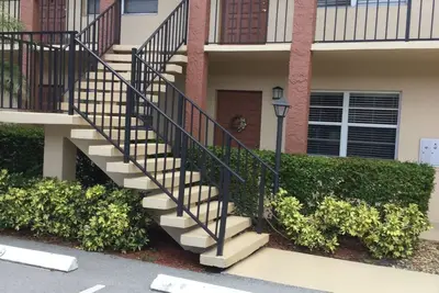 Image de Premier étage condo 55+ communauté, pas d'animaux et un séjour minimum de 90 jours, non fumeur