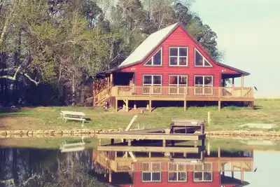 Image de Cabine avec étang privé, lieu de vacances par excellence.