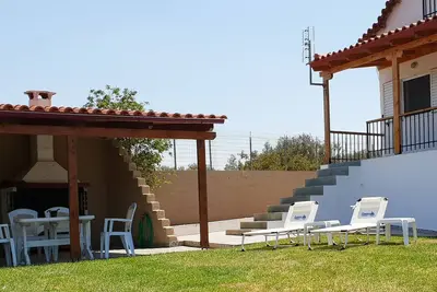 Image de Maison Familiale Saronikos - Vue Jardin & Mer | Dioni Apartment
