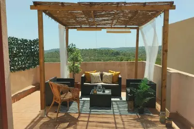 Image de Maison très confortable rénovée en 2018, située à seulement 10 minutes de la plage.