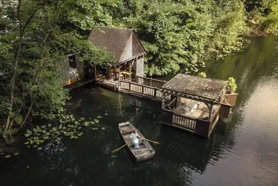 Image de Cherry Ridge Retreat's Boat House Sauna Cabin with hot tub and private dock