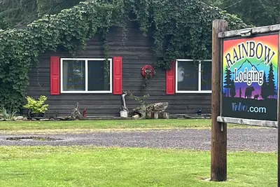 Image de Famille et animaux acceptés ~ Parc d'État à proximité de la randonnée, de la natation, du ski et de la motoneige