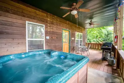 Image de 2br cabine 2ba dans Alpine Helen avec bain Ă remous