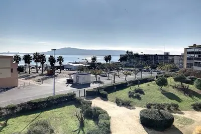 Image de Appartement lumineux avec Wifi, climatisation et parking proche des Thermes