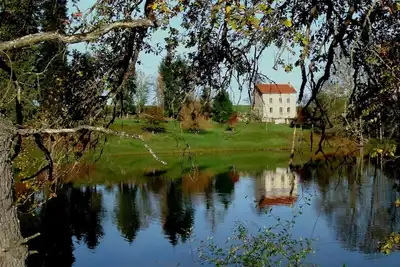 Image de Gîte de charme 4 épis Peyrat La Nonière sur domaine avec Château et étang