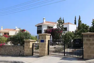 Image de Bellapais Villa avec piscine privée et vue sur la mer avec finition intérieure conçue