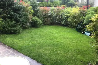 Image de Studio sur la colline avec jardin