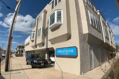 Image de Seulement 1/2 pâté de maisons de la plage, des boutiques, des restaurants et des lieux de divertissement.