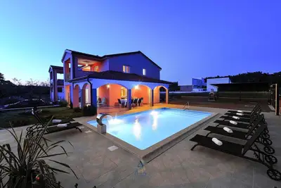 Image de Charmante Villa avec Piscine Hydromassante, Idéale pour Groupes de 8
