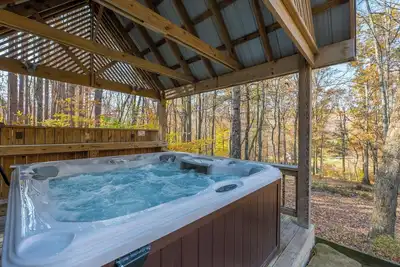 Image de Cherry Ridge Retreat Still Waters - Hocking Hills Romantic Cabin with hot tub and fire place!
