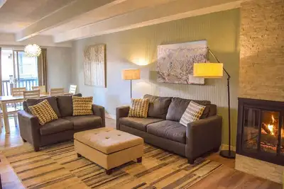 Image de Nouvelle liste! 2br / 2ba condo en ville avec piscine / bain à remous; proche des commerces et des pistes