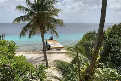 Image de Oceanfront Dream avec plage privée, jacuzzi et jetée sur le site de plongée Small Wall.