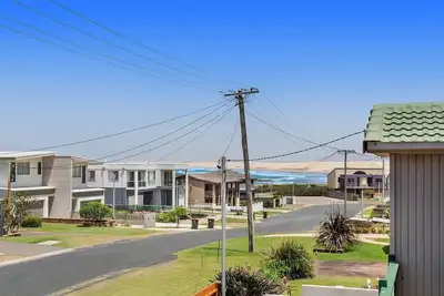 Image de 1/32 Ocean Avenue - trois chambres à coucher, trois salles de bain, climatisation, parking pour bateau et vue sur l'eau