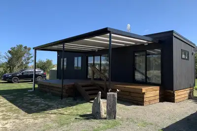 Image de Maison neuve, chaleureuse et confortable, plage Blue Bay bach!