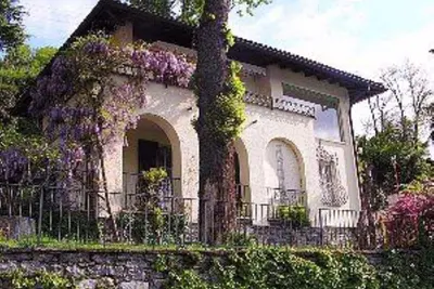 Image de Villa sur une colline avec une vue magnifique sur le lac Majeur