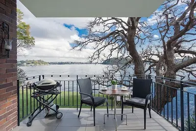 Image de Appartement serein et élégant au bord du port