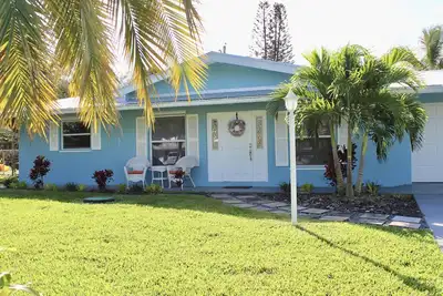 Image de Escapade côtière au centre-ville de Jensen Beach à seulement 10 minutes de la plage.