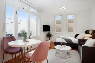 Image de Confortable studio rénové proche de la ville