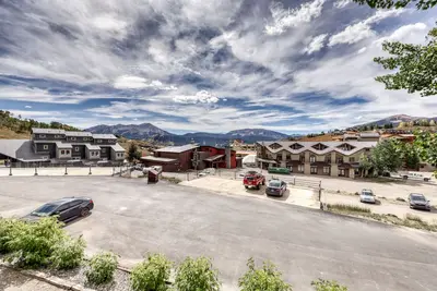 Image de Nouvelle Liste! Familial, condo avec vue sur la montagne w / cuisine complète et WiFi gratuit!