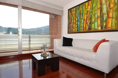 Ursula C - 2 Br. Appartement exécutif avec balcon et vue sur la montagne