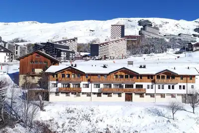 Image de Chalet de Ski Rustique + à Seulement 100m de la Navette | Skiez dans les 3 Vallées!