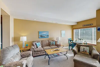 Image de Nouvelle Liste! Condo confortable avec vue sur la mer et accès facile au centre-ville!