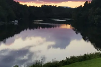 Image de OĂą le luxe rencontre la nature, sur le lac Crane Ă Dahlonega.