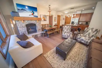Image de Luxueux condo ski in / ski out avec 2 chambres principales! Vues sur les montagnes de ski!