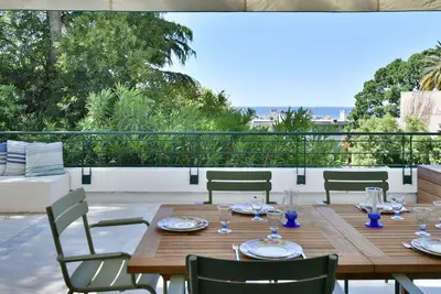 Image de 4p avec grande terrasse et piscine