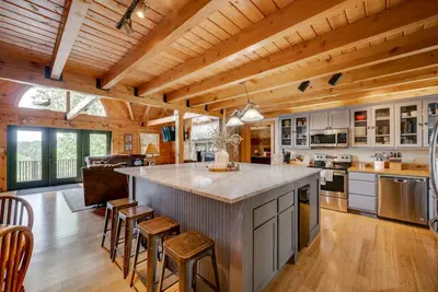 Image de 2 magnifiques maisons au bord du lac / 9 chambres Br 10 Ba (salles de bains privées) / 28 personnes