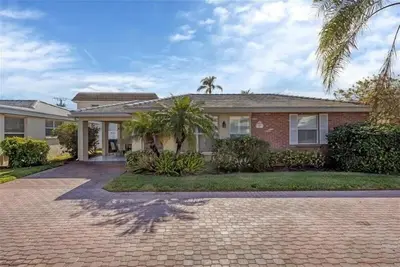 Horizons West # D-9 est une magnifique villa avec 2 chambres et 2 salles de bain située à Horizons West sur Siesta Key!