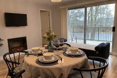 Image de Superbes vues sur la rivière Rogue depuis la pièce principale, la kitchenette et la chambre