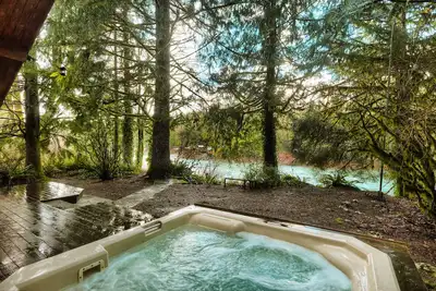 Image de CedarStone River House avec bain à remous, grill: une vue imprenable sur la rivière, entourée de montagnes à couper le souffle