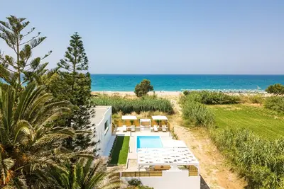 Image de Villa en bord de mer dans un emplacement privilégié - à distance de marche de tout!
