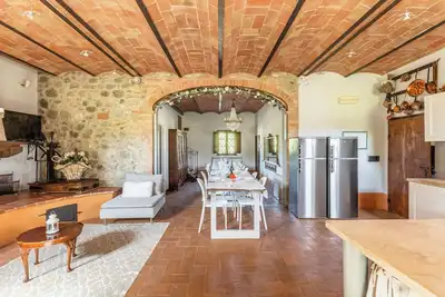 Une belle maison perdue dans la campagne, où seul le vent