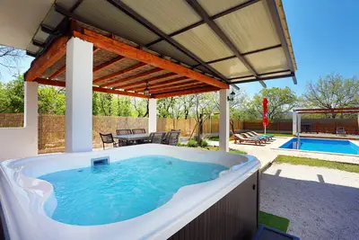 Image de Offre De Derniere Minute! ! ! Charmante maison avec piscine privée.