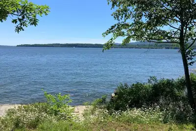 Image de Maison au bord du lac avec court de tennis et quai sur le magnifique lac Champlain